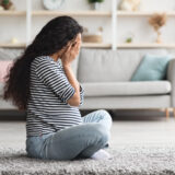 妊娠中に孤独を感じるのはあなただけじゃない。データが示す実態と、毎日の安心を取り戻す方法