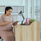 妊娠中も仕事を続けるために。職場への報告タイミングと、働く妊婦さんの権利を知ろう