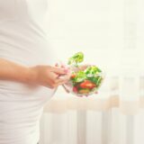 妊娠中の食事で気をつけること。食べていいもの・避けるべきもの・必要な栄養素を整理